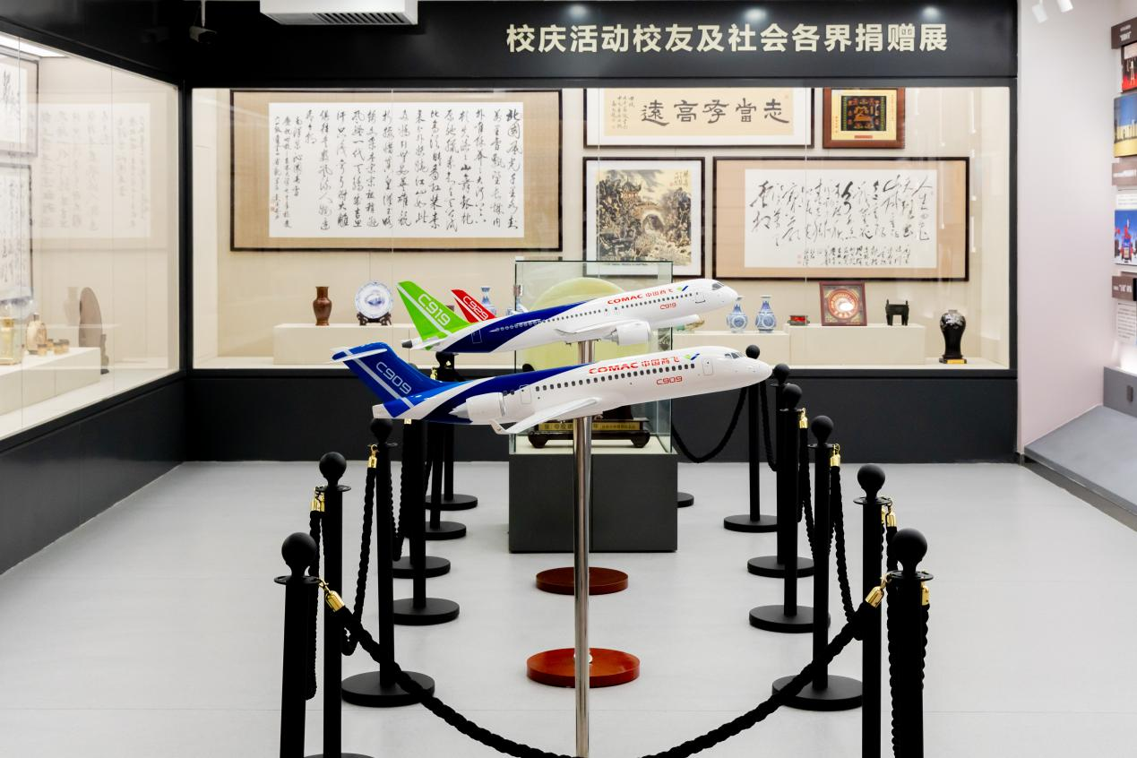 国产大飞机C909、C919、C929模型入驻校史馆